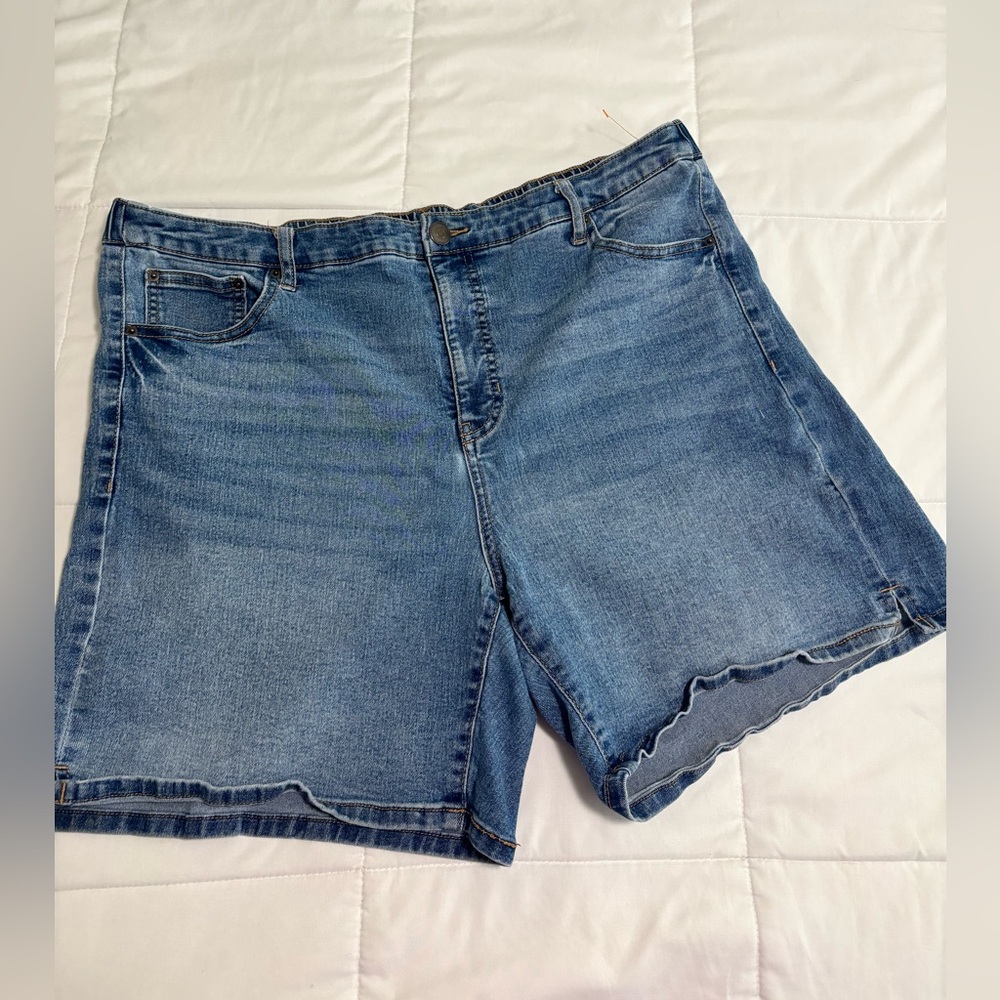 Terra & Sky Mid-Rise Washed Blue Jean Shorts